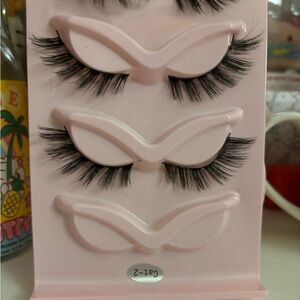 cat-2 lashes 
୧ ‧₊˚ 🐈‍⬛ ⋅ ☆
dm insta @izaxvs1 if interested or depop @izaxvs